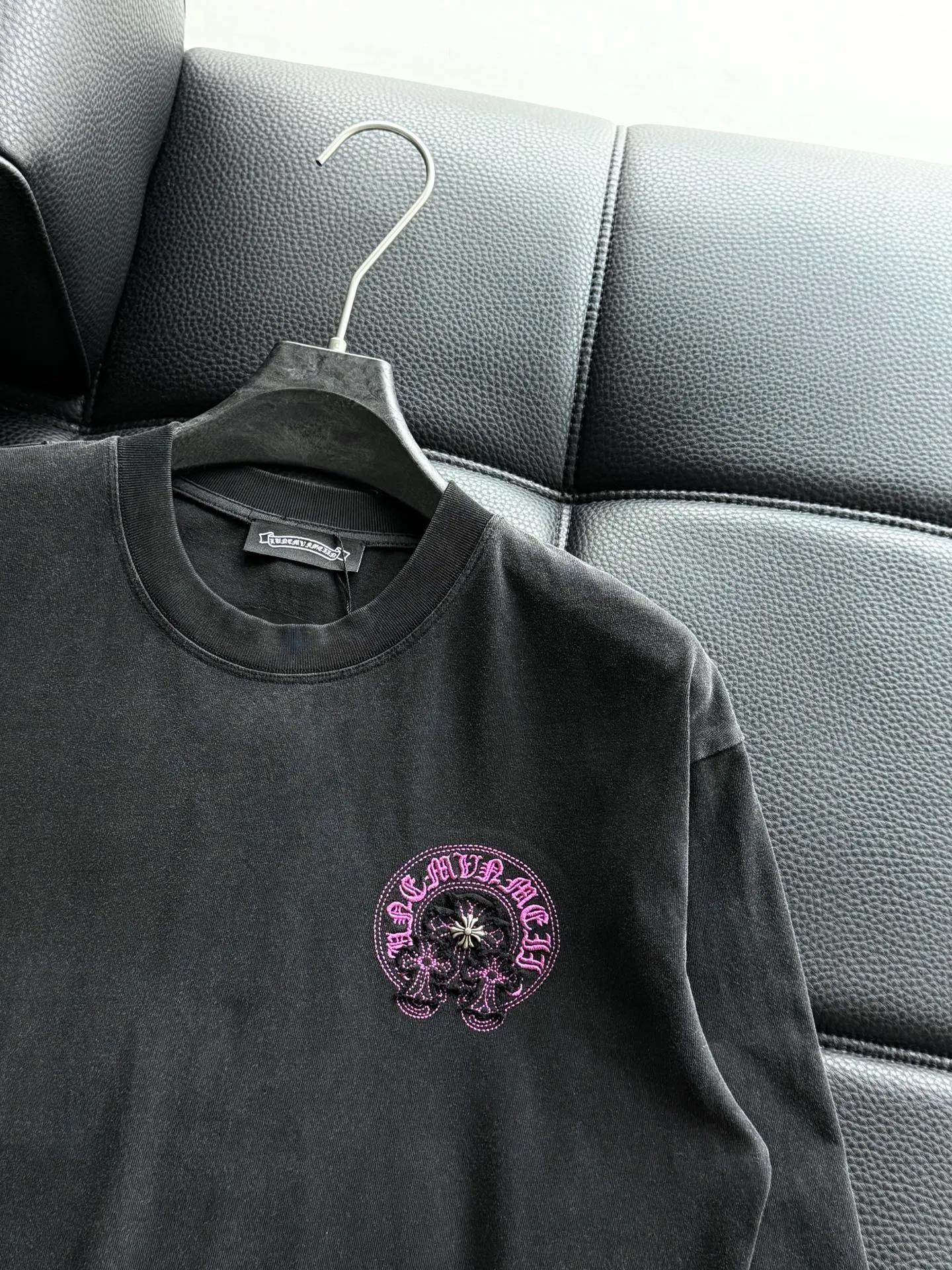 P480 💰 Chrome Hearte CH new cross horseshoe Chrome Heart Sanskrit three-dimensional patchwork show craftsmanship, washed and frayed, pure cotton double yarn jersey fabric, custom dyed in the same vat with special bold 32-count double-strand 1X1 thread. .Light luxury, a must-have item for daily commuting for men and women.  Color: Black White Size: M~3x Style No.: 3583